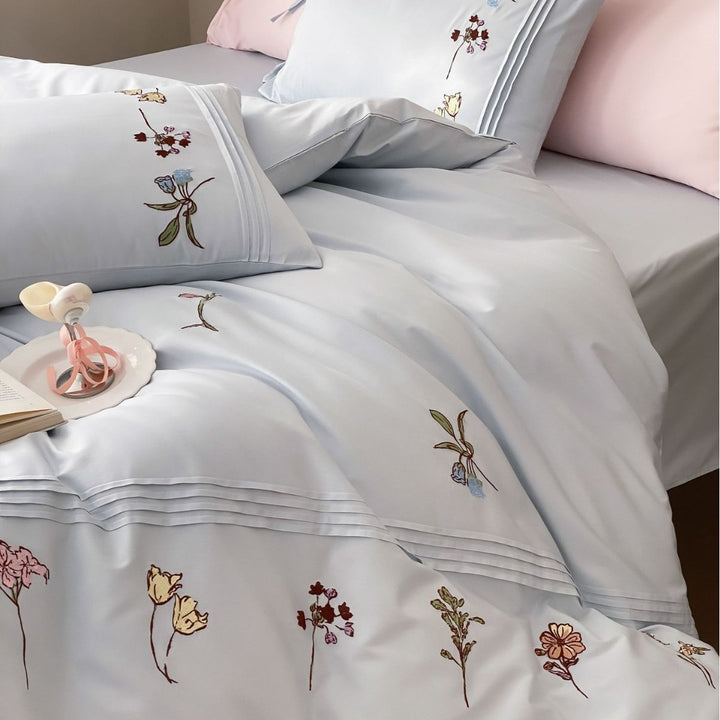 Elegante Bettwäsche-Garnitur mit feiner Blumenstickerei, Volantkissen und Wendefunktion