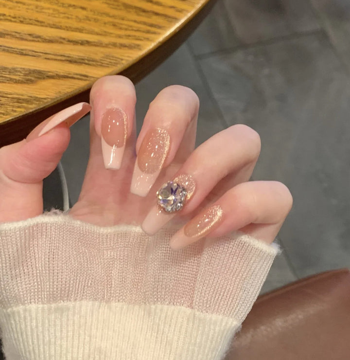 Künstlerische Nagelspitzen mit Verspielten Motiven Karnz