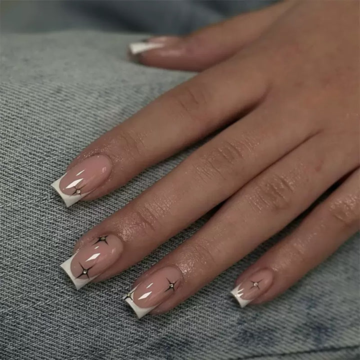 Künstliche Nagelspitzen mit eleganten French-Spitzen Karnz