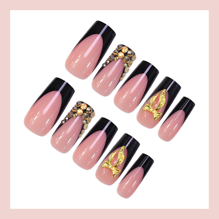 Kunstnagelset mit eleganter Goldverzierung und stilvollem Schwarz Karnz