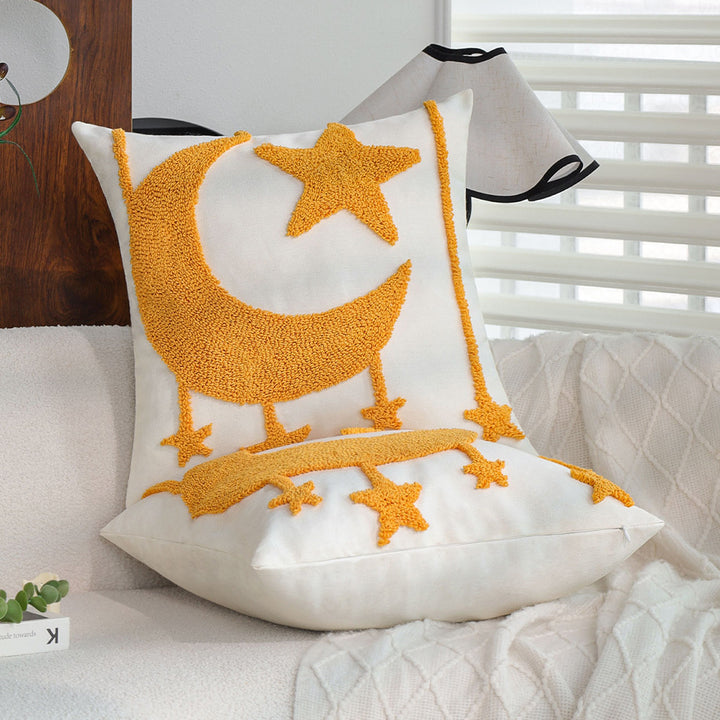 Quadratischer Kissenbezug mit reliefiertem Mond‑und‑Stern‑Tufting aus Chenille Karnz