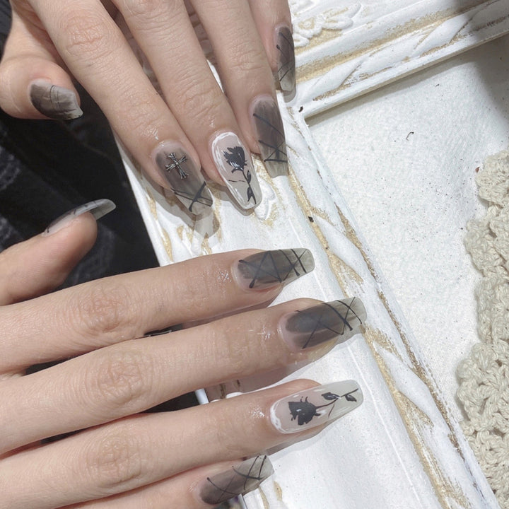 Kunstvolle Stiletto-Nägel mit floralen Akzenten Karnz
