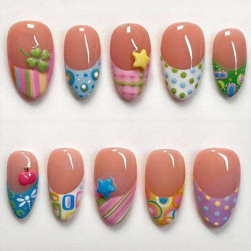 Kunstnagelset mit bunten Sommermotiven Karnz