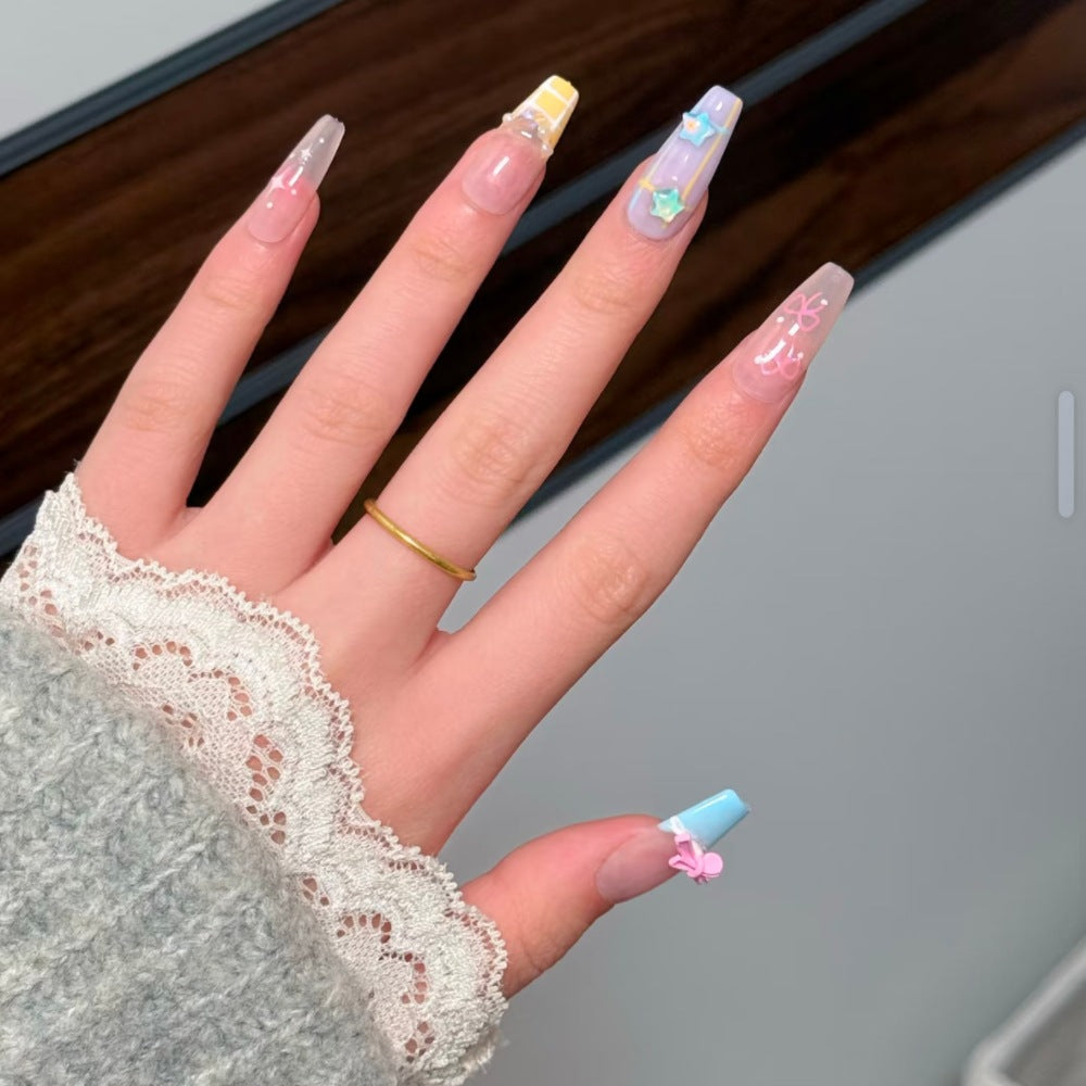 Kunstnägel mit Verspieltem Design Karnz