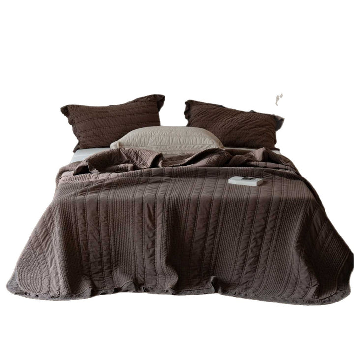 Steppbett-Set mit zarter Spitzenkante, Bettrock und Kissenbezügen