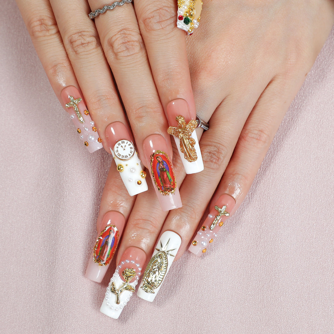Kunstnagelset mit luxuriösen 3D-Verzierungen und religösen Motiven Karnz
