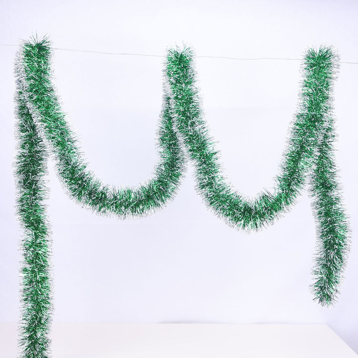 Glitzernde Weihnachtsgirlande mit Schneeflockenmotiven