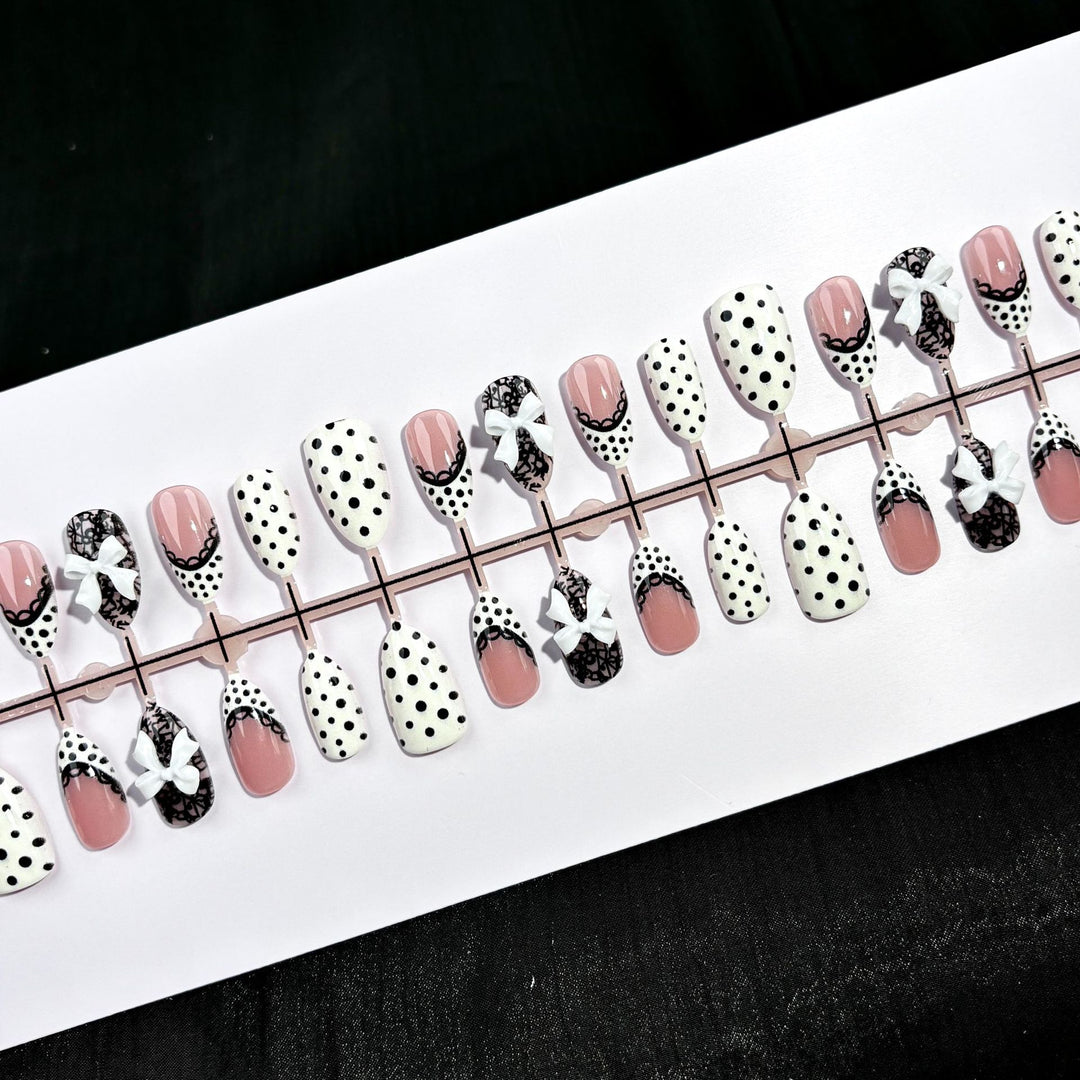 Elegante Polka Dot und Spitzen Press-On Nagel Set