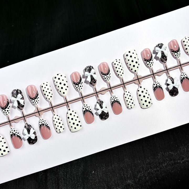 Elegante Polka Dot und Spitzen Press-On Nagel Set