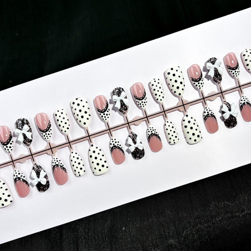 Elegante Polka Dot und Spitzen Press-On Nagel Set