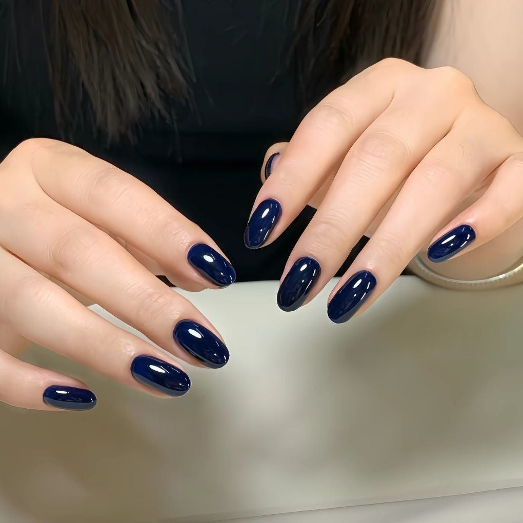 Glänzende mandelförmige Nagelverlängerungen