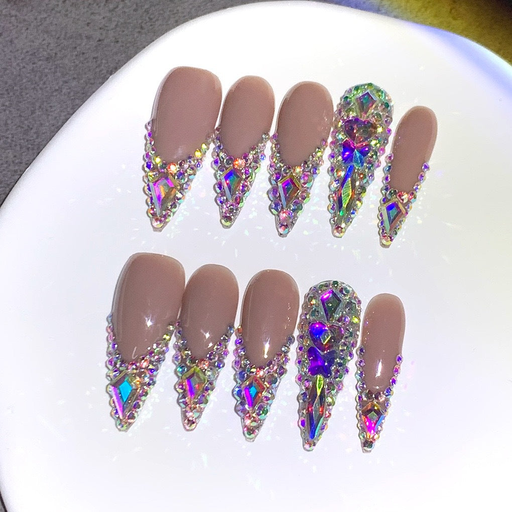 Glamouröse mit Strass verzierten Stiletto-Nagelverlängerungen Karnz