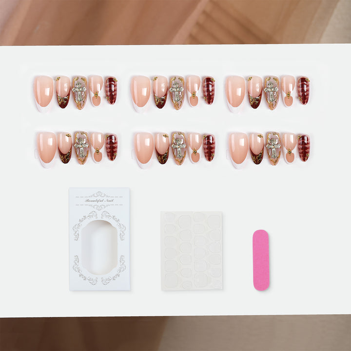 Kunstnägel mit elegantem Glitzer und Schmuckdetails Karnz