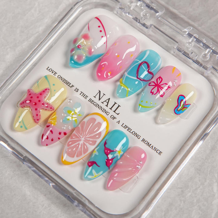 Künstlerisches Press-On Nagelset mit Sommerdesigns