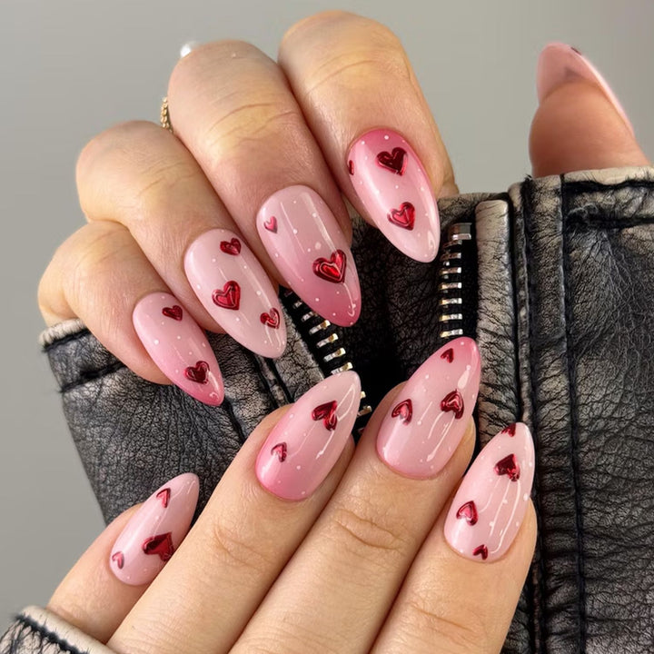 Dekorative Herz-Nagelverzierungen Karnz