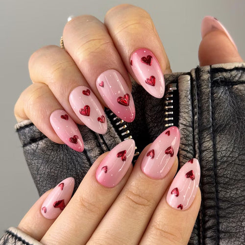 Dekorative Herz-Nagelverzierungen Karnz