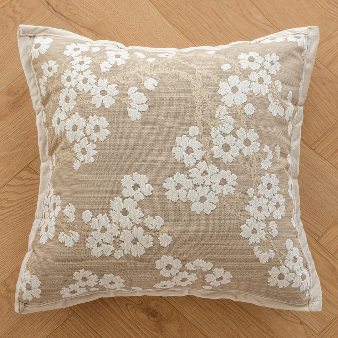 Flauschiges Zierkissen mit Blumenmuster