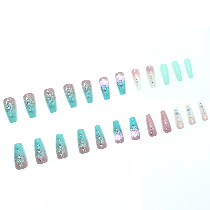 Elegante florale Edelstein-Nagelkunst Karnz