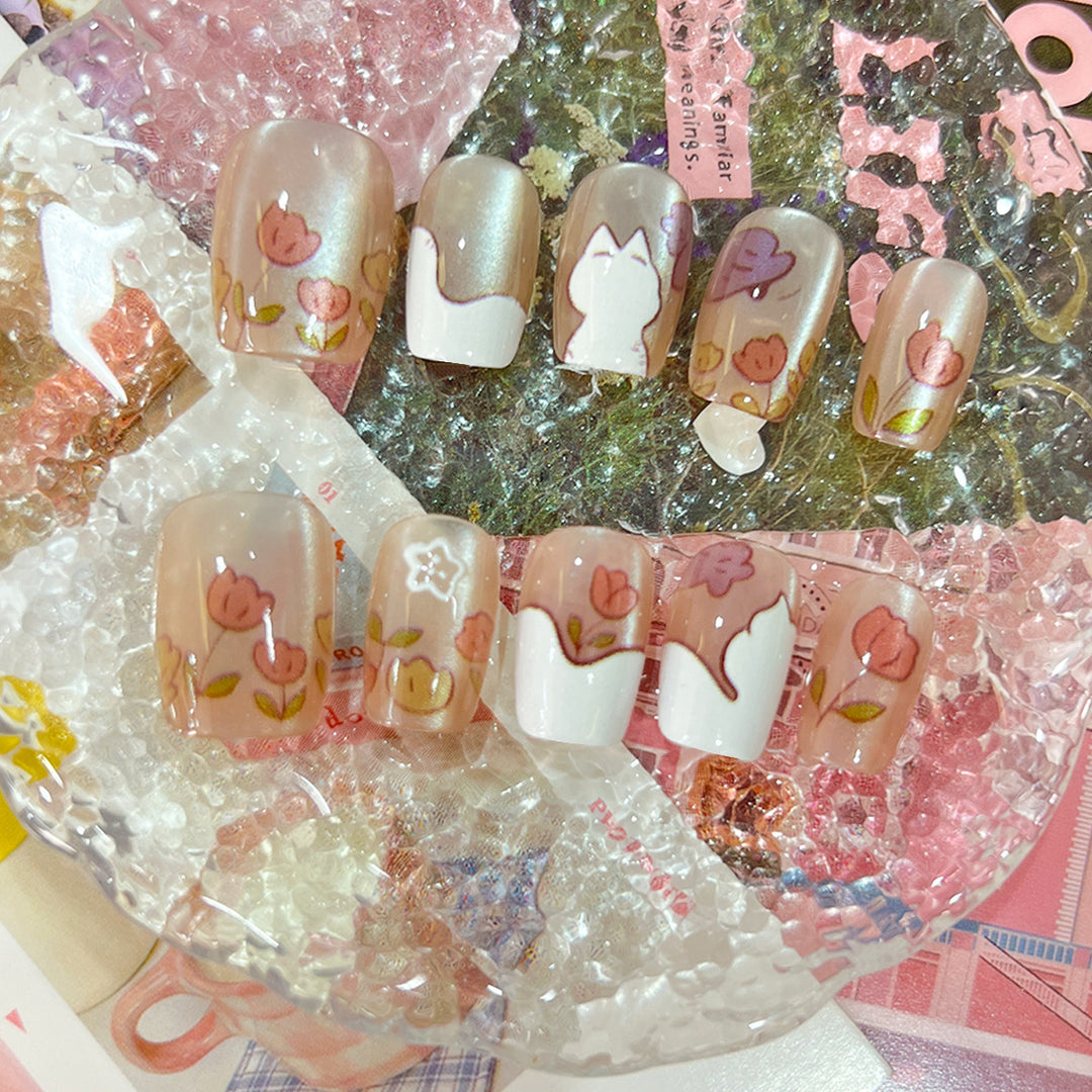 Kunstvolle Nagelspitzen mit floralen Motiven Karnz