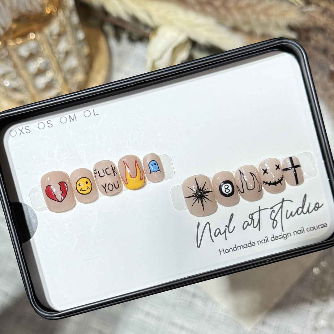Künstlerisches Press-On-Nagelset mit einzigartigen grafischen Designs Karnz