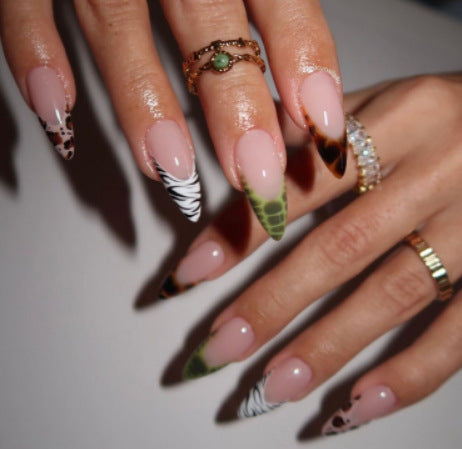 Glamouröses Kunstnagelset mit funkelnden Strassverzierungen und kreativen Tiermotiven Karnz
