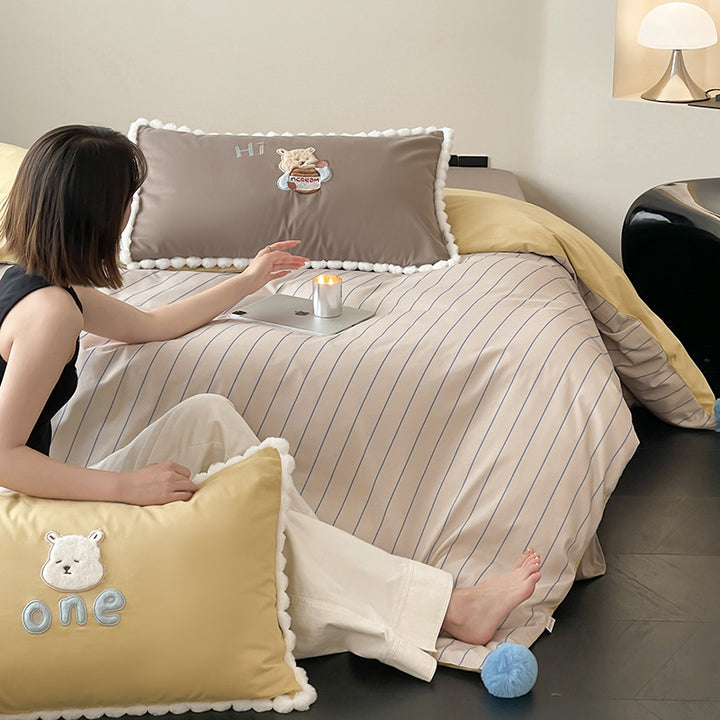 Kinder-Bettgarnitur mit Teddybär-Stickerei, Pompon-Einfassung und Wendedecke