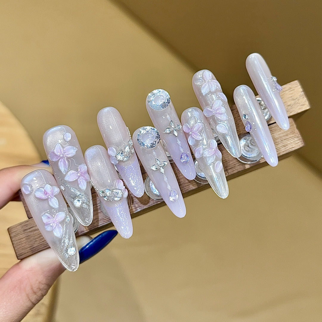 Kunstnägel mit Filigranem Blumendesign und Glitzerakzenten Karnz