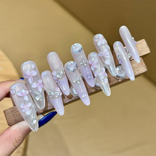 Kunstnägel mit Filigranem Blumendesign und Glitzerakzenten Karnz