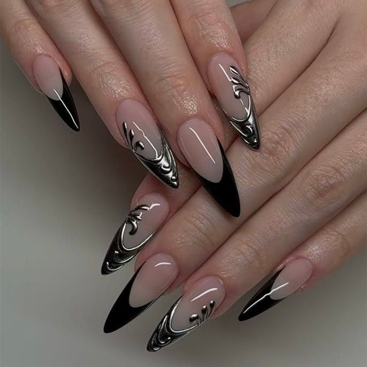 Kunstnägel Im Eleganten Stiletto-Stil mit Kunstvoller Metalldekoration Karnz