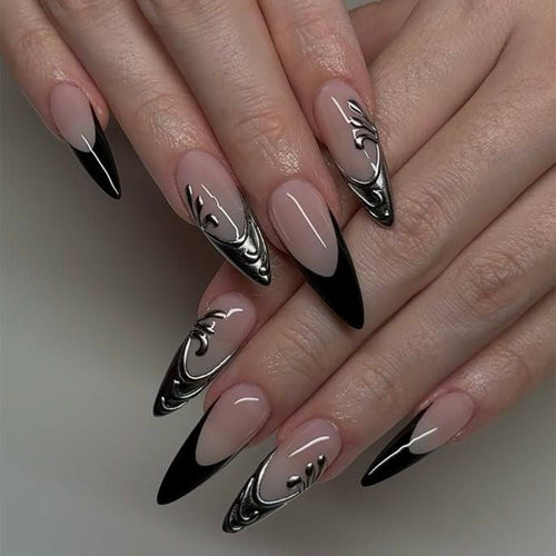 Kunstnägel Im Eleganten Stiletto-Stil mit Kunstvoller Metalldekoration Karnz