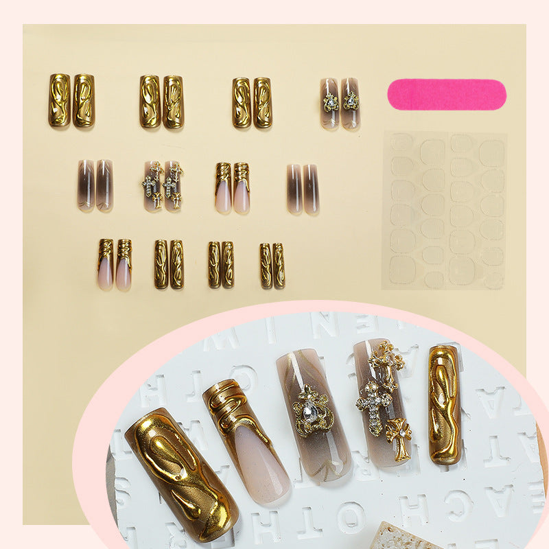 Dekorativer Press-On-Nagelset mit goldenen Akzenten Karnz