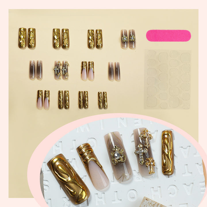 Dekorativer Press-On-Nagelset mit goldenen Akzenten Karnz