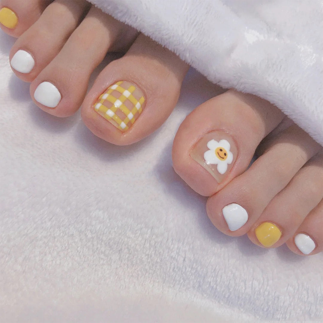 Kunstvolle Fußnagelgestaltung mit fröhlichen Blumenmotiven Karnz