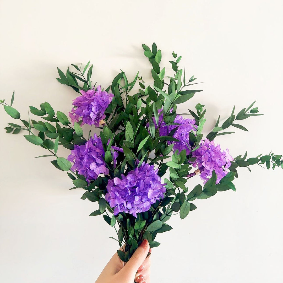 Lebensechter Blumenstrauß mit grünen Blättern