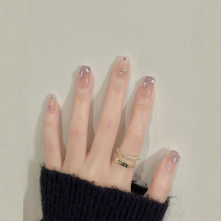 Elegantes Press-On Nagelkunst-Set mit Glitzer und dekorativen Edelsteinen