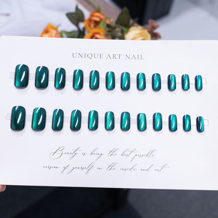 Elegantes Druck-Nagelset mit schimmerndem Finish