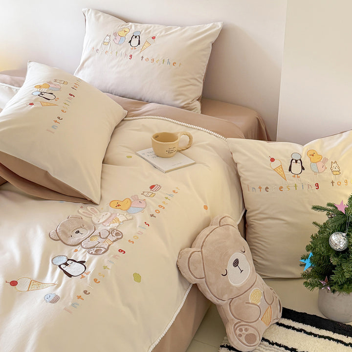 Kinderbettwäsche-Set aus gesticktem Baumwoll-Percale mit plüschigem Bären-Applikation und dekorativen Kissenbezügen