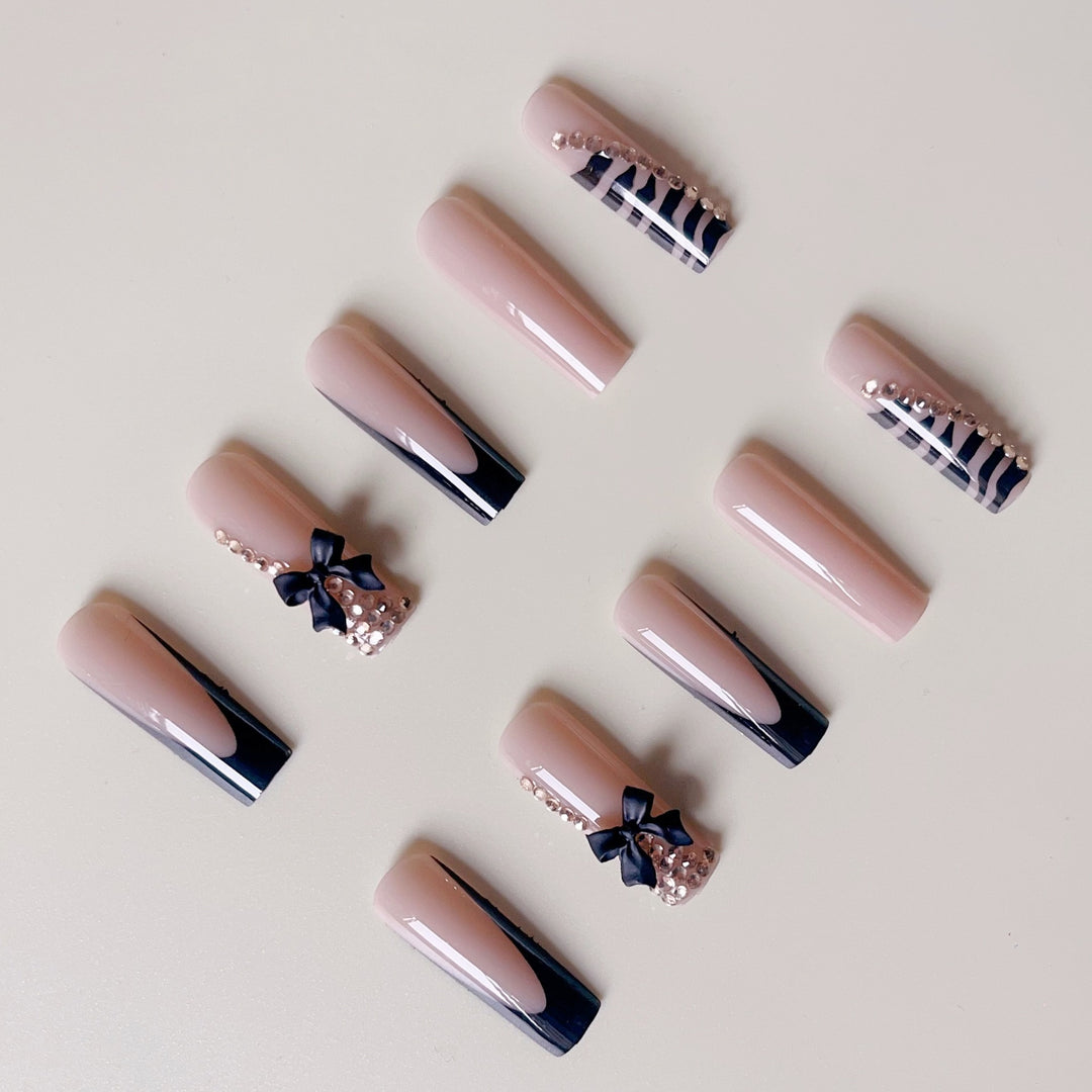 Kunstnagelset mit eleganten Spitzen und glamourösen Akzenten Karnz