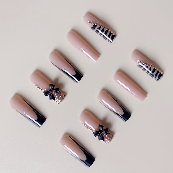 Kunstnagelset mit eleganten Spitzen und glamourösen Akzenten Karnz