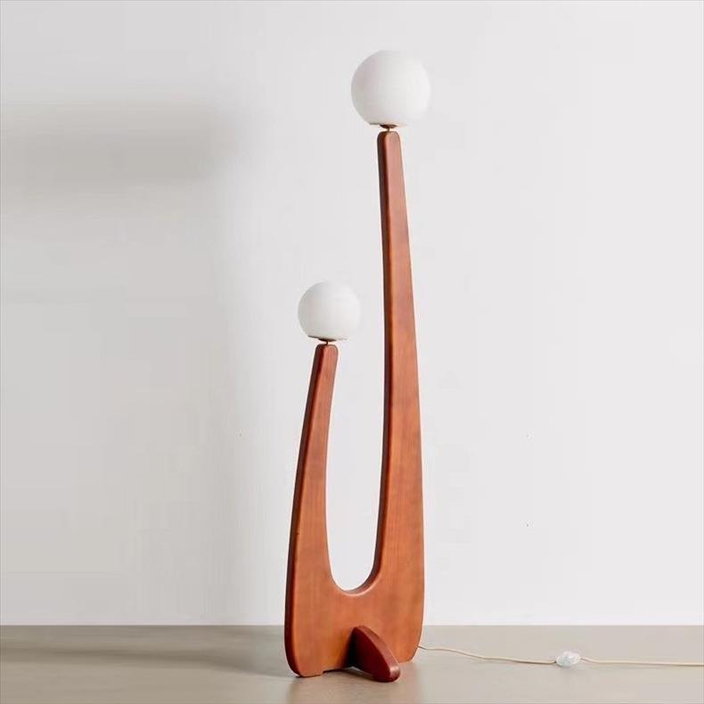 Künstlerische Holzstehlampe