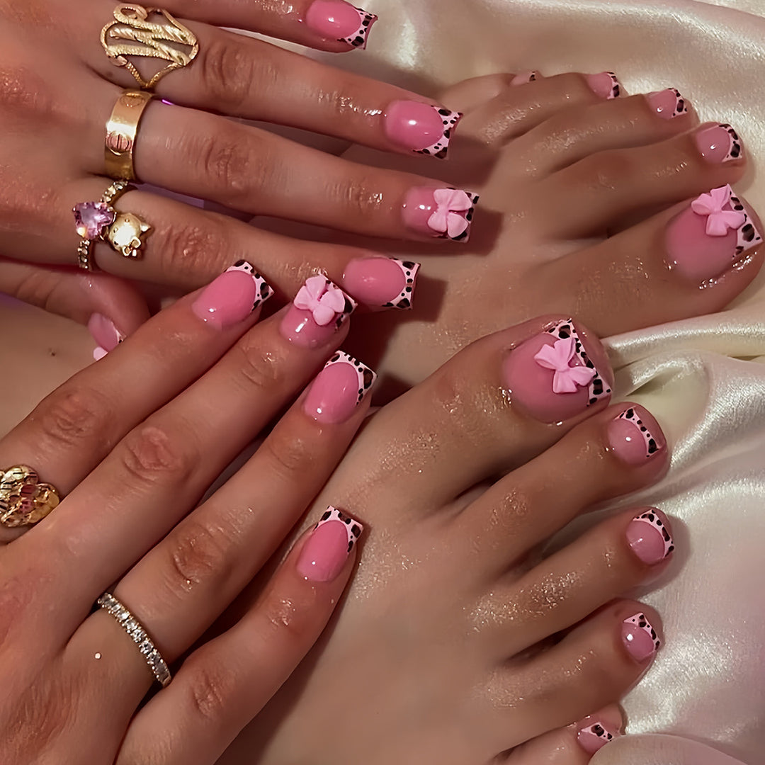 Künstlerisches Nagelset mit Schleifenakzenten Karnz