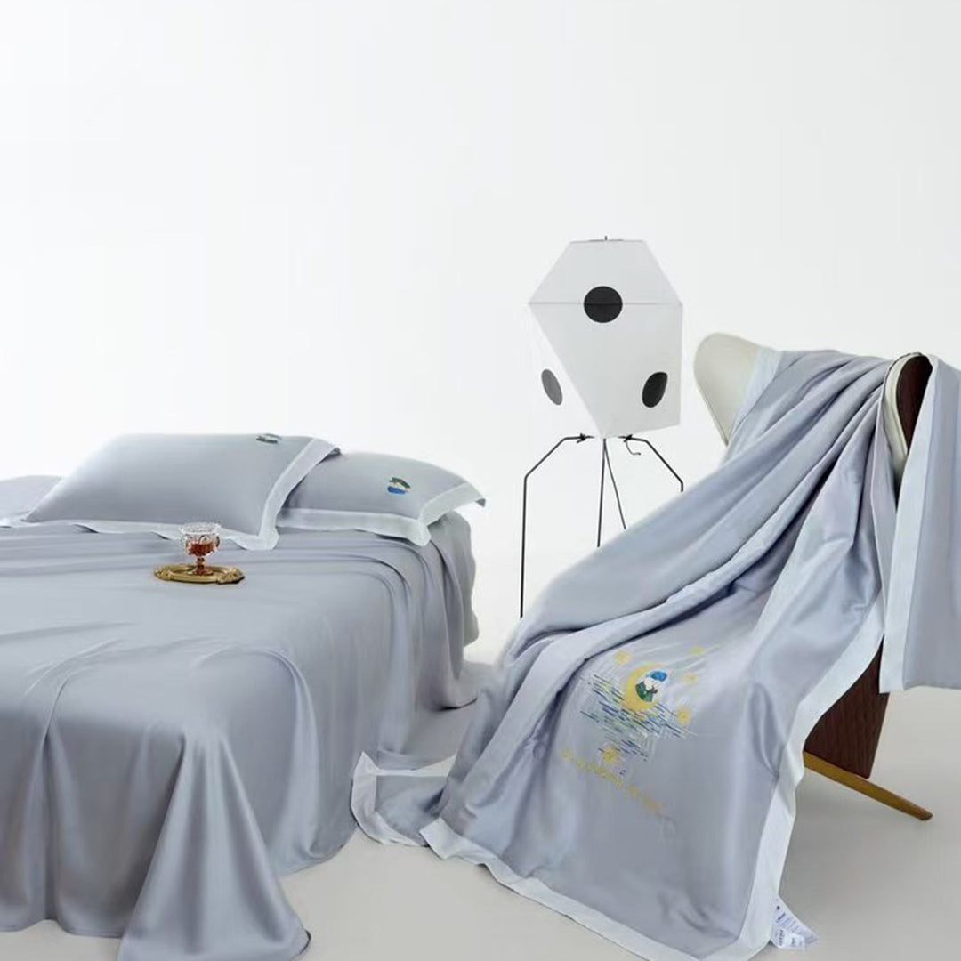 Satin-Bettwäsche-Garnitur mit illustrativer Portrait-Stickerei und feiner Satinkante