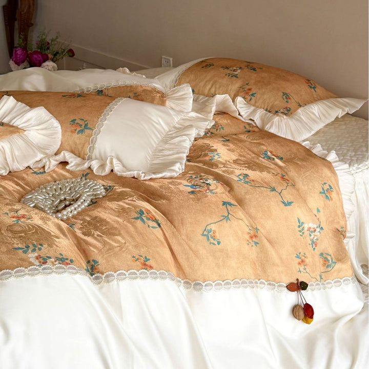 Hautschmeichelnde Bettwäsche-Garnitur im Vintage-Landhausstil mit Volant, Jacquard-Struktur und Spitzenbordüre