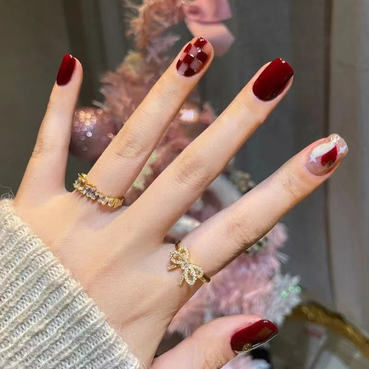 Trendige Nagelkunst mit edlen Akzenten Karnz