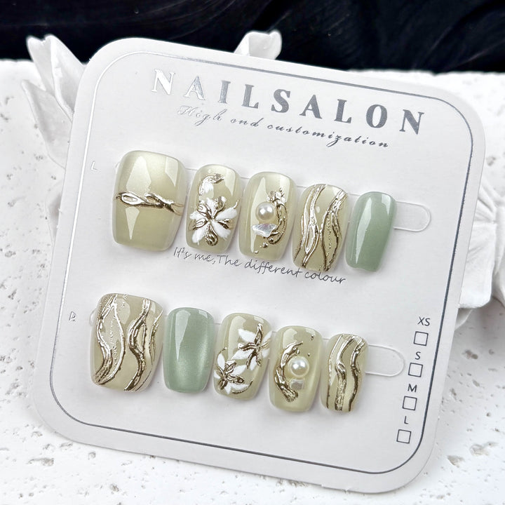 Dekoratives Press-On-Nagelkunst-Set mit eleganten floralen Akzenten