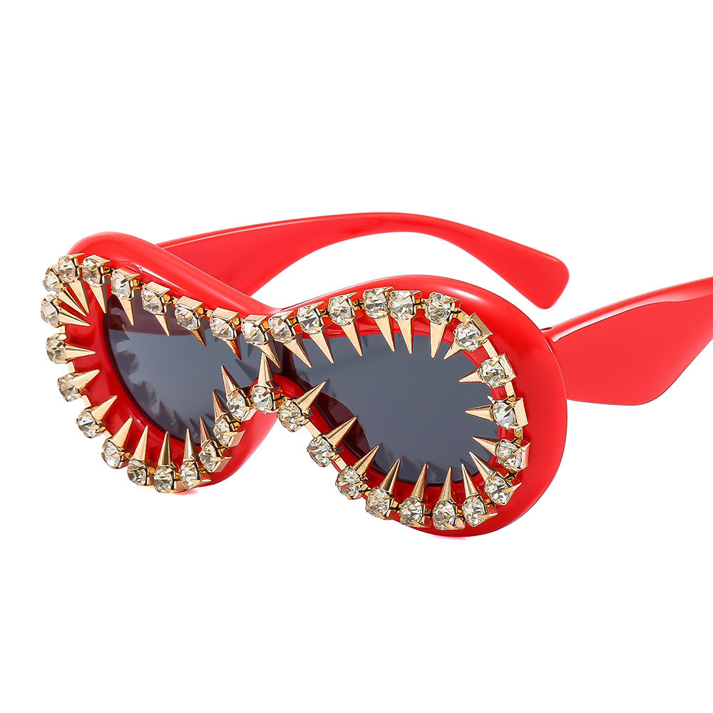 Damen modische Sonnenbrille mit extravaganten Spikes und Kristallverzierung Karnz