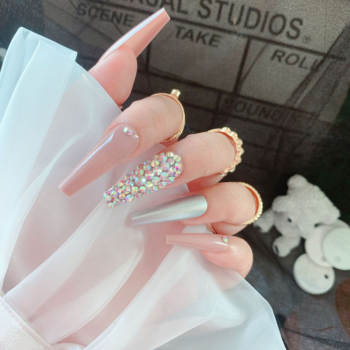 Glamouröse mit Strass akzentuierte Nagelerweiterungen