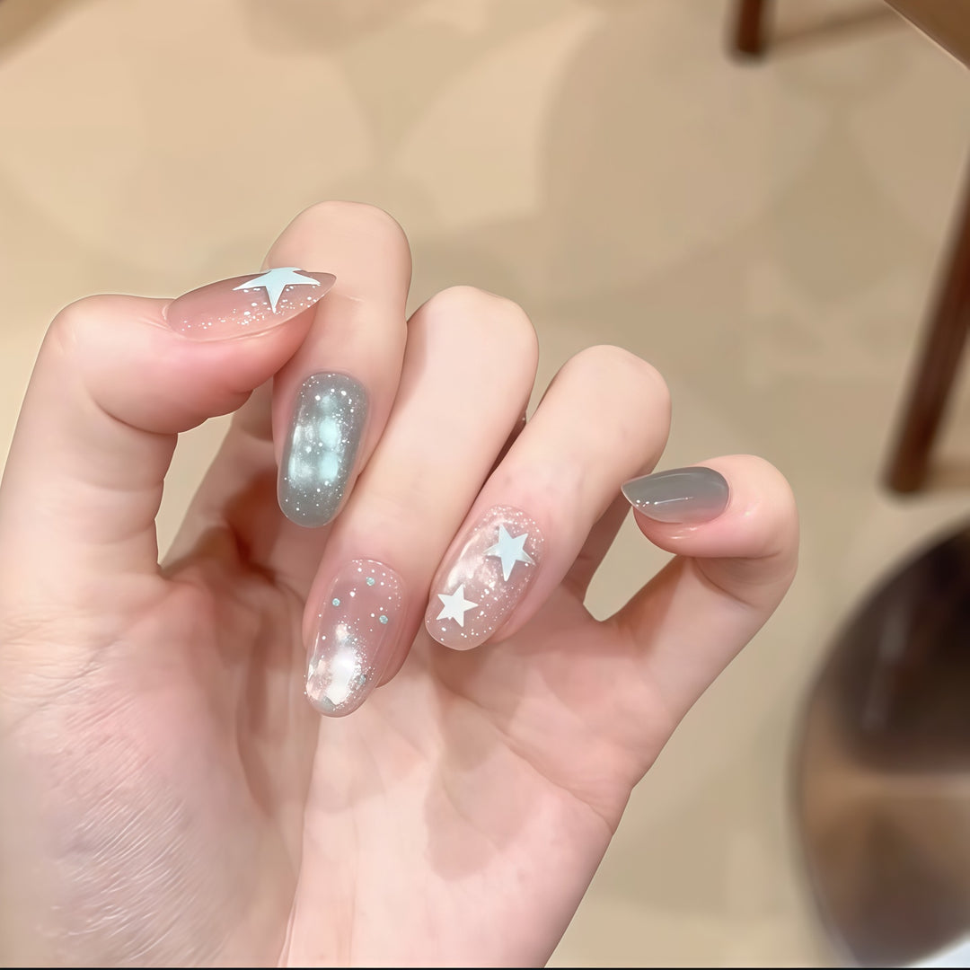 Nagel-Design mit Galaxie-Effekten Karnz
