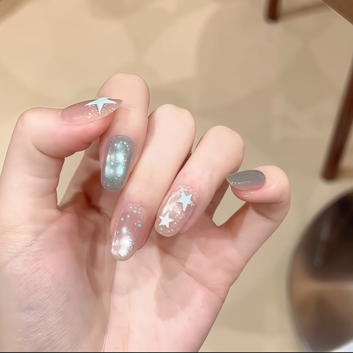 Nagel-Design mit Galaxie-Effekten Karnz