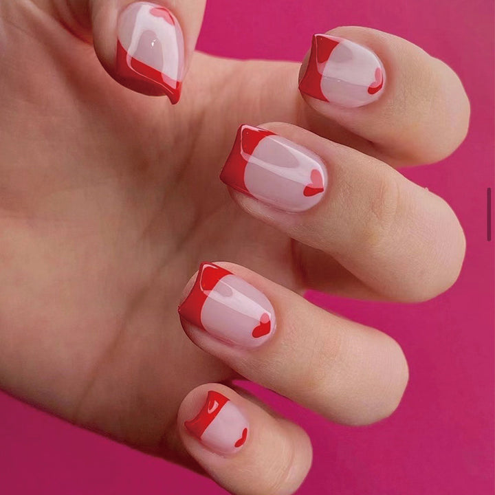 Kunstvolle Nagelverlängerungen mit Herz-Motiv Karnz